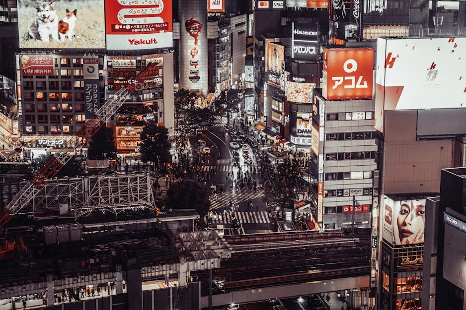 Widok z lotu ptaka na nowoczesne miasto o zachodzie słońca